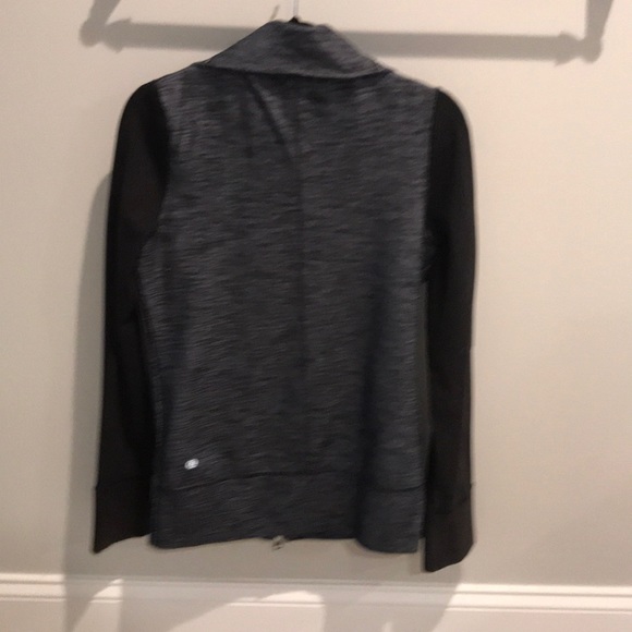 Lulu Lemon zip up Size 8 **Like New** - Picture 2 of 2